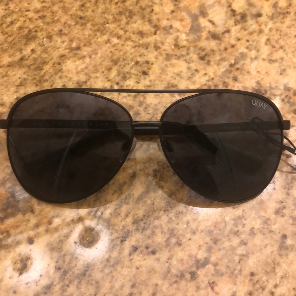 NWT Quay Vivienne Sunglasses - Black Aviators